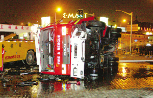 上海一消防车与小轿车碰撞 3月男婴飞出车外