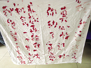 男子在派出所写下血书恳求妻子原谅.裴睿 摄