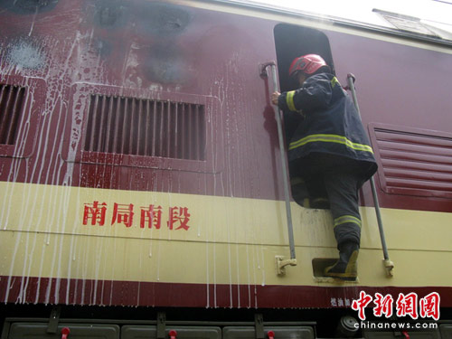 k352次列车车头起火 幸无人员伤亡(图)