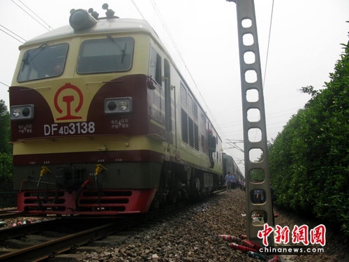 k352次列车车头起火 幸无人员伤亡(图)