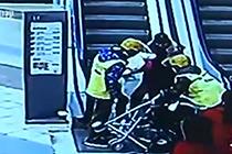 中新网-视频-监拍:手扶电梯上婴儿车侧翻 外卖