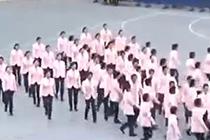 中新网-视频-队列 花式 齐步走 整齐划一如机器