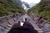 中新网-视频-外国小哥挑战中国天门山 最长跑酷