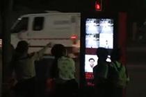 中新网-视频-人脸识别技术搬上路口 闯红灯将被
