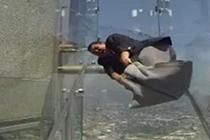 中新网-视频-全透明玻璃滑梯 带给您全新刺激体