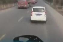 中新网-视频-消防车出警被恶意挡路 无奈借道通