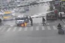 中新网-视频-面包车街头自燃 环卫雾炮车 变身