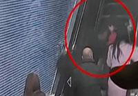 中新网-视频-男子坐电梯玩手机 不慎摔倒撞翻身