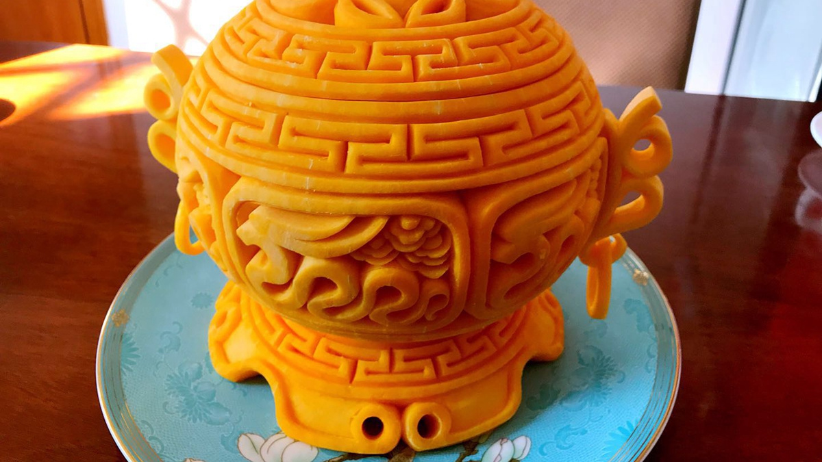 刀下生花食雕师将南瓜变凤凰