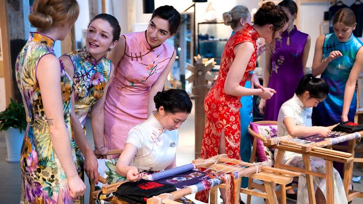 中新网直播:走近经典杭绣,看绣娘针下的十里江南