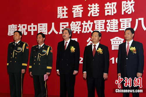 图驻港解放军举办八一招待会庆祝建军八十三周年