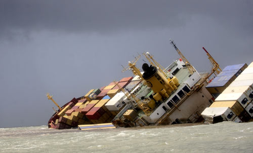 印度海域两船相撞 船身开裂原油泄漏