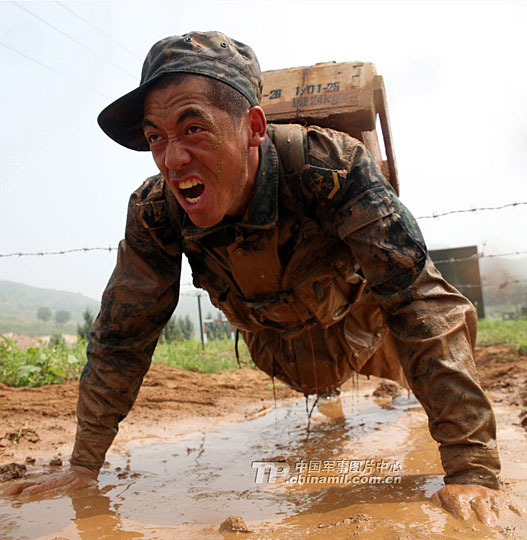 图:沈阳军区某摩步师侦察兵淬火炼真金(5)