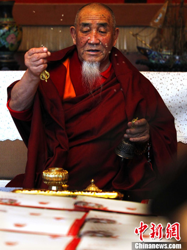 雍和宫住持为兔年新春祈福幸运封"加持"