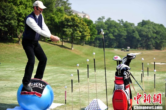戴尔(jeremy dale)在观澜湖辛迪瑞高尔夫学院练习场奉献了一场创新