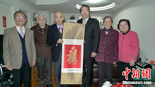 国务院侨办副主任许又声拜访澳门老侨领梁仲虬