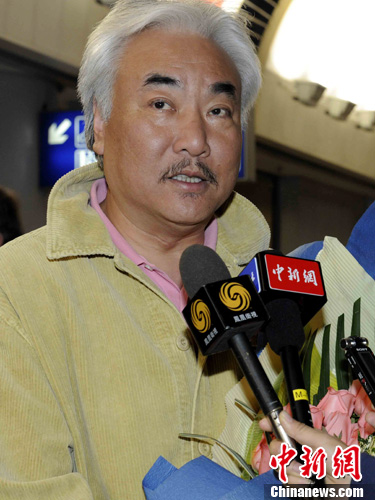 图为在著名男高音歌唱家刘维维在在北京机场接受媒体访问期间.