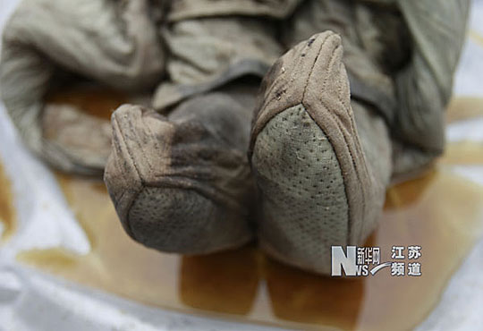 泰州古墓挖出不腐女尸五官完好皮肤有弹性3