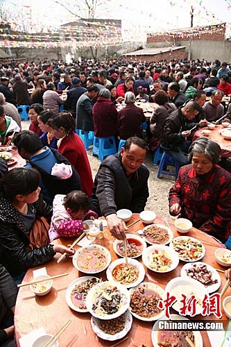 四川客家人摆千人坝坝筵祭祖3