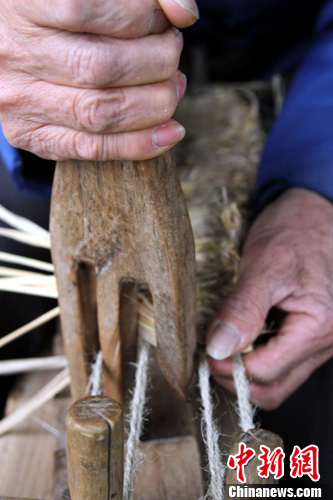 组图井冈山上老师傅编织草鞋全过程3