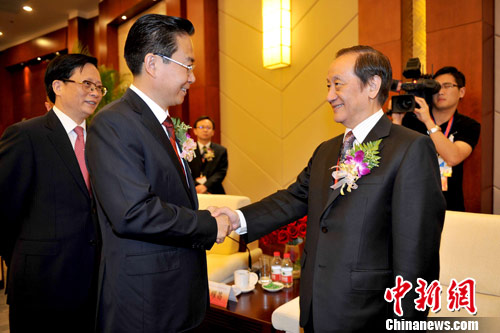 ̨���µ���ϯ��Ľ�������μӺ�����