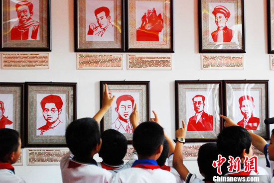 江西瑞昌双百人物剪纸作品迎建党90周年