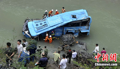 一辆载35人大客车重庆巫溪坠河 已致4人遇难