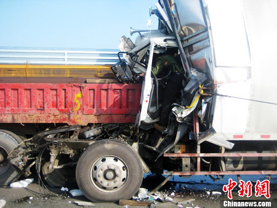 浙江甬台温高速两车追尾3