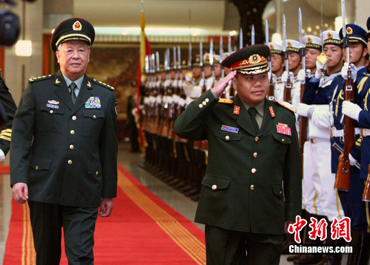 陈炳德为老挝人民军总参谋长举行欢迎仪式