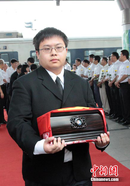 中国"光学之父"王大珩院士部分骨灰回到长春故居(2)