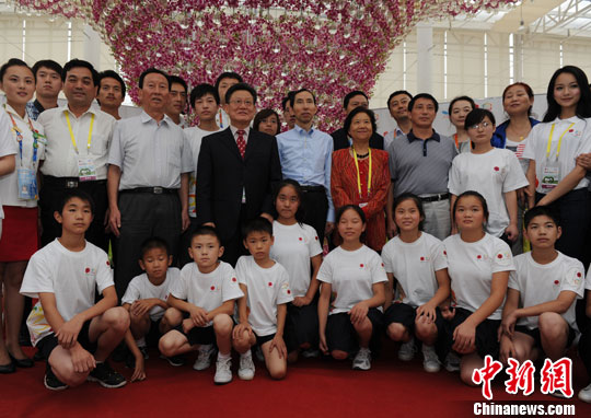 ���Ϲ������鳤ɳ�濵Я���˲ι���԰��