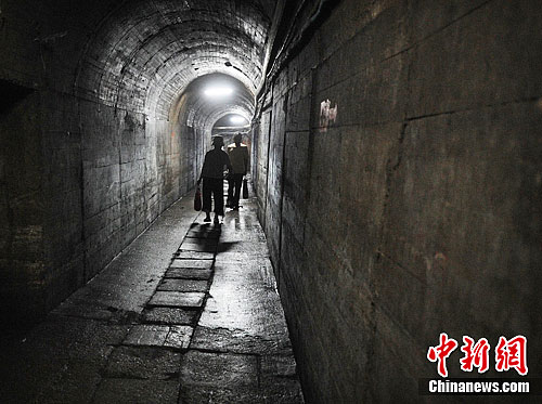 南京开放防空洞给市民纳凉2