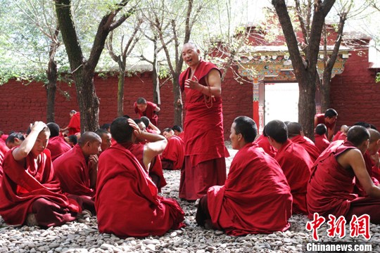 图:西藏昌都强巴林寺僧人辩经