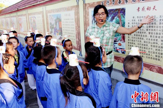 ��ѧ�ڽ�����ͯ����װͬ�С����ӹ桷��2��