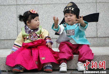 �����ﾶ�����������Ŵ�ͳ��װ�Ķ�ͯ