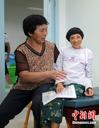 重庆20岁姐妹患"小头畸形"头小如婴儿