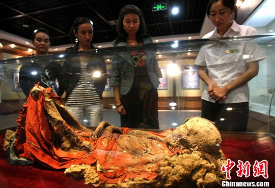 新疆且末女干尸保存完好