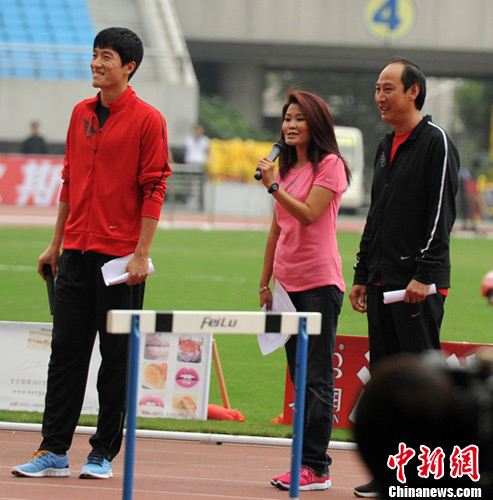 刘翔为全锦赛110米栏颁奖队友合影在后搞怪5