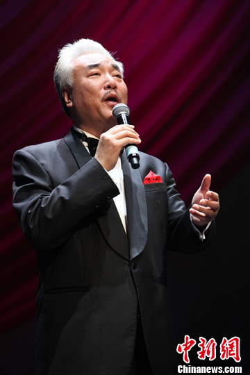 著名歌唱家刘维维在"辛亥百年"多伦多站演出