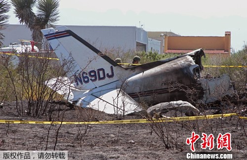 ī����һ��С�ͷɻ�׹����������