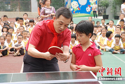 �й�13���п�չ������Сƹ�ҡ���У԰�