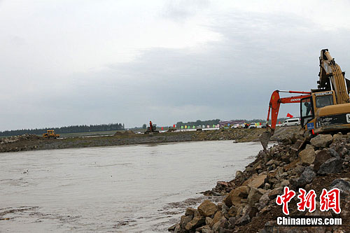 �侯��ҹ���պ����ڽ�ˮ����ŦΧ��