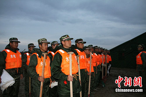 �侯��ҹ���պ����ڽ�ˮ����ŦΧ�ߣ�2��