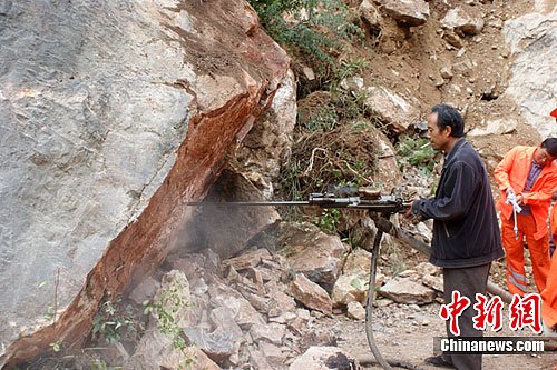 �������ɽ�廬�¾�ʯ׹�������2��