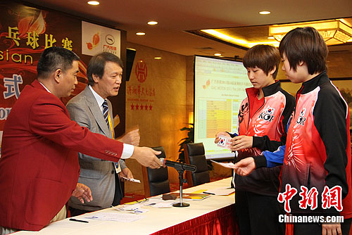 2011��24�����ޱ�ƹ��������ǩ������2��