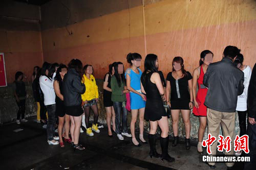 出击,查处4家涉黄酒城,共抓获3对卖淫嫖娼人员及23名涉嫌异性陪侍女子