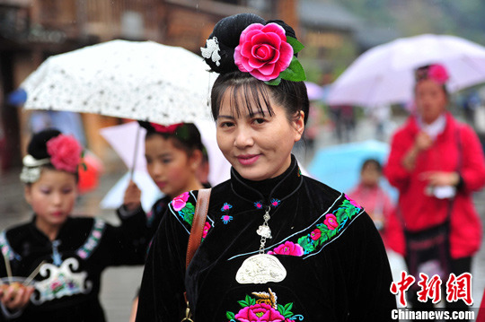 黔东南苗族女头花引人注目2