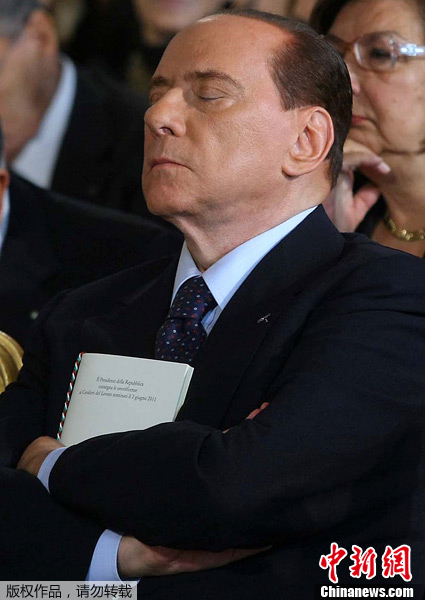 图:贝卢斯科尼开会大打瞌睡