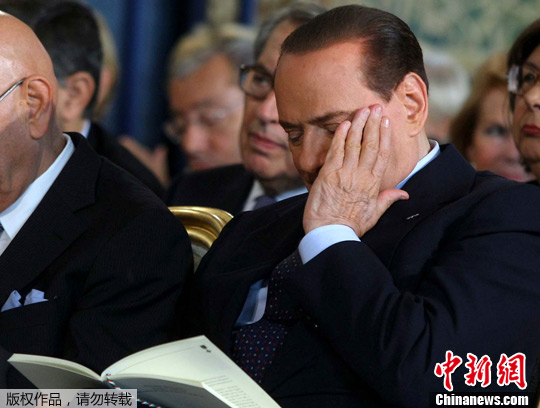 图贝卢斯科尼开会大打瞌睡2