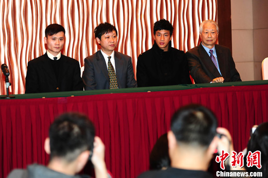 何润东父子北京开记者会 "声讨"前经纪公司(3)